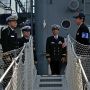 【FleetWeek 横浜艦艇公開】この通路を渡ってくろべ上陸を果たす訳だが制服の人達がずらりと揃っていると緊張するなｗ (ﾟ∀ﾟ; ｱｾｱｾ