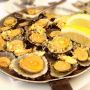 ポルトガル南部の大西洋で獲れるラパ貝は、日本で言うとトコブシみたいな感じ♪バターとコリアンダーのソースをかけて食べると、歯ごたえのある食感とたっぷりのニンニクで箸(この場合はフォーク？)がとまらないッス！