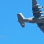 【習志野駐屯地 降下訓練始め】大きい飛行機は飛んでるだけで迫力があっていいな まあ地上からの肉眼ではその大きさはあまり実感出来ないが