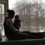 Mama @moderaad & Ruud zitten de sneeuwbui te bekijken #sneeuw