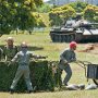【武山駐屯地 東部方面混成団創立6周年記念行事】続いて訓練展示 まずは仮想敵国の陣地を隊員の方が用意しますｗ 自衛隊でもリヤカーはまだ現役かｗ 