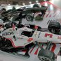 【東京モーターショー2015】日立オートモティブシステムズのブースにはおなじみの斜面に立てかけたインディとスーパーフォーミュラの車両ががが