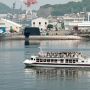 【よこすかYYのりものフェスタ2015】潜水艦の前を通過する軍港めぐりのクルーズ船 お昼ごろになってようやく日差しが出てきました
