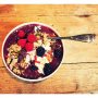 Tijd voor ontbijt! Met dit druilerige weer kun je wel een extra boost gebruiken. 🍇 #acai #acaibowl #berries #granola