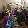 Vrijwilligers pakken de KMC goody bags in.