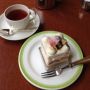 とっても美味しいショートケーキでござんした！５７０円のケーキと２５０円のシュークリーム、どちらもケーキセットで１１００円ってシュークリームが損すぎない？ねぇ？笑