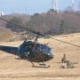 【習志野駐屯地 降下訓練始め】けが人を搬送するという設定の下、低空へ侵入 確かに屋根に救急車みたいなライトが付いてるなｗ