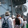 【横浜開港祭 護衛艦たかなみ一般公開】少しずつ動き出す人の波ｗ これは後部デッキまで移動するの大変だわｗ 