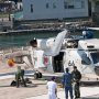 【横須賀YYのりものフェスタ2017】デッキから一般公開に向け点検中のSH-60Jを眺める テールローターに張り付いてる人すげー格好だｗ 