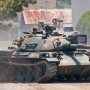 【武山駐屯地 東部方面混成団創立6周年記念行事】砂を巻き上げ激走する74式ｶｺ(・∀・)ｲｲ!! 