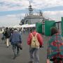 【FleetWeek 横浜艦艇公開】10時にゲートが開門されて入場が始まります さすが平日、待機列も数十人しかいないｗ