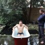 Throwback Thursday! 
Terug naar de tijd dat @royliefting bij Wim Hof in een bad met ijs ging zitten ❄️ #iceman #throwbackthursday #tbt