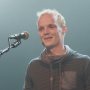 Dit is Matthijs. Hij stottert al z'n hele leven zeer ernstig en wil nu zijn grootste angst overwinnen, een flinke groep mensen toespreken. Op mijn site kun je alvast zien hoe dat gaat. Hij mag het podium op tijdens een concert van @douwebob 
Mijn nieuwe programma, OverWinnaars, begint zondag, om 22:15u op @net5nl Inspirerende verhalen van mensen die de obstakels in hun leven overwinnen. Trots!