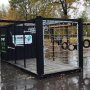 Zin om een keer vrijblijvend met de trainers van Vondelgym aan de slag te gaan? Drie weken lang staat deze sportcontainer van de gemeente Amsterdam (stadsdeel Oost) in het Oosterpark. Drie weken lang kan je hier dagelijks trainingen volgen met de Vondelgym trainers. Voor oud en jong! Ga voor het rooster naar de website. Link in bio. #vondelgym #bootcamp #oosterpark