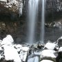 霧降高原の最奥に位置するマックラの滝も雪化粧