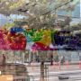 Banners met gekleurde app-iconen zijn opgehangen in het Moscone Center. http://9to5mac.com/2013/06/04/moscone-center-starts-getting-spruced-up-for-wwdc-2013/ 