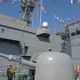【FleetWeek 横浜艦艇公開】直上には満艦飾の旗がはためく このヘンから天候は急速にピーカンに移行