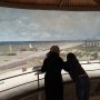 Met Max naar het panorama Mesdag, op de achtergrond het paviljoentje waar we onze trouwreceptie hadden bijna 45 jaar geleden