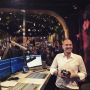 Effe neuzen bij 'de buren' van @nporadio2 de #top2000 met @woutervdgoes achter die knopen!