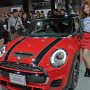 【東京モーターショー2015】ひっきりなしに人が通るのでお姉ちゃんを押さえたらさっと通り過ぎます (((((((((((っ･ω･)っ ﾌﾞｰﾝ