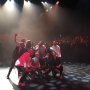 Een paar maanden geleden werd ik door @howardkomproe gepolst of ik niet eens mee wilde doen aan Oneliners Live, de festivalversie van zijn tv-programma Padoem Patsssss. Basisidee: meerdere comedians beklimmen achter elkaar het podium om de man 5 minuten aan één stuk door oneliners af te vuren, gevolgd door een padoempats van drummer Cyril Directie. Ja joh, tuurlijk. Want ik dacht dat het net als in de tv show ging om de rol van de gast: onverwacht persoon duikt ineens tussen de echt grappige mensen op, doet 5 oneliners en is weer weg. Kan ik. 
Krijg ik de donderdag voor Lowlands de mail met alle info, sta ik er gewoon voor de volledige 5 minuten tussen. Oi. Dus als een malle schrijven, schrappen, schrijven en weer schrappen. 
Ik ben in tijden niet zo zenuwachtig geweest als gisteravond, maar het ging goed! Na de eerste lachsalvo's was de spanning er af en kon ik genieten van de meest onverwachte 5 minuten sinds tijden. 
Michiel de comedian, ja hoor. Op zich al een goede grap natuurlijk.