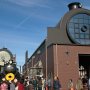 【真岡鐵道SLフェスタ】各建物とD51の位置関係はこんな感じ 奥が真岡駅でD51の隣にあるのがキューロク館 D51の撮影は午後の方が側面から陽が当たるので良さそう