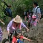 【筑波山】しかも通路が狭い... 登る人と降りる人が互いに譲り合うのでなかなか進まない 