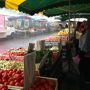 Een stortbui vanmorgen vroeg op de markt. 