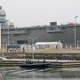 【よこすかYYのりものフェスタ2015】開場準備の進む横須賀基地内 手前の高速起動艇に比べてあまりにも巨大ないずも これは空母と見られても仕方ないｗ