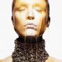 Dit beeld van de Alexander McQueen spring campagne is Sweet Like Honey! Een DIY beautymasker? 