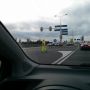 Respect voor deze verkeersregelaar. Je moet er maar gaan staan...