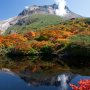 【茶臼岳の紅葉】姥ヶ平のひょうたん池に映る逆さ茶臼  
