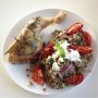 Dit at ik gister. (Rozemarijn-knoflookkip & quinoa met groene linzen, munt, rode ui, tomaatjes en mozzarella