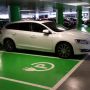 Veel parkeerplekken voor elektrische auto's bij Microsoft. 
