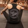 Heb je het weerbericht van deze week gezien? Er komen tropische temperaturen aan, ideaal voor onze Vondelgym tanktop! Bestellen kan in onze gyms of via de webshop. 💛 📸: @iamsukru