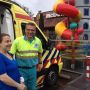Vorig jaar gingen we met de ambulance door de McDrive. Dat was hilarisch. 