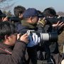 【習志野駐屯地 降下訓練始め】土手の上前列にはガチ勢が居並ぶｗｗｗ 真ん中のオッサンが使ってんのかシグマの150-600mmか