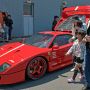 【ストリートロッド・カスタムショー2015】F40のすぐ横を歩いて行くご家族連れ モーターショーやオートサロンと違って柵やロープもないのがこの手のイベントのい・い・と・こ・ろ オーナーさんは気が気でないかもしれないけどｗ