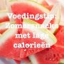 Zomer snacks met lage calorieën
-  Waterijsjes. Deze zijn vaak (ruim) onder de 100 calorieën, maar je doet er wel even mee. Perfecte snack op een warme dag. -  Watermeloen. En eigenlijk alle andere meloensoorten. Minder dan 40 calorieën per 100 gram, lekker zoet, verfrissend en vullend. -  Aardbeien, frambozen, blauwe bessen, bramen, etc. Allemaal laag in calorieën, lekker en boordevol vitaminen. -  Komkommer, paprika, wortels, etc. Een yoghurt dipje met knoflook en munt of andere kruiden werkt hier ook goed bij. -  Een dikke protein “milkshake”. Eén scoop vanille eiwitpoeder, 150-200 gram bevoren fruit (bijv. mango/aardbeien/frambozen/ananas/etc), 100-150gr ijsblokjes, 100-150ml kokosnoot rijstmelk, amandelmelk of halfvolle melk, vloeibare zoetstof is optioneel. Extra lang laten blenden zodat er goed lucht doorheen wordt “geklopt”. @nurdin_pattipilohy #voedingstip #snacks #voeding
