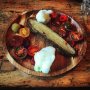 Mooi veganistisch en minimalistisch gerecht bij Dertien: oerkomkommer met tomaat, ketchup en komkommerschuim 
#vegan #veganistisch #food