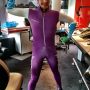 Uit respect voor het Nederlandse schaatsteam wurmt @pieterkok zichzelf in een schaatspak! Jezis, wat geil..  