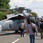 【厚木基地日米親善春まつり2016】航空機の地上展示が行われている滑走路に向かうにしたがって人口密度が高くなる件ｗ