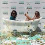 In a confetti bath with @merel_blackbird 🎉 Health is also about having lots of fun 😃 #glamour #healthchallenge #confettieverywhere