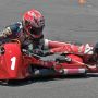 【オートジャンボリー2015】どうやらレーシングサイドカーのコーナリングはサイドに乗ってる人の荷重移動で旋回能力を稼ぐみたいだ コーナリング時の体勢すげぇな