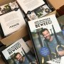 Dit is Beweeg!, een boek boordevol tips, trainingen en verhalen. Elk hoofdstuk begint met een veel gehoord excuus, of een reden waarom mensen niet aan sporten toekomen. Geen tijd, te moe aan het einde van een werkdag, kinderen, geen energie, weet niet wat ik moet doen, vind het saai, en ga zo maar door. En voor elk van die redenen krijg je dan tips, schema's  en inspirerende verhalen zodat je wel aan trainen toekomt, het wél volhoudt en er wél plezier in krijgt. Voor vrouwen en mannen dus, die wel een zetje kunnen gebruiken in 2017. Maak er wat van, lieve mensen. Je krijgt er veel voor terug! Link in bio! Maar uiteraard ook gewoon te vinden bij je (online) boekwinkel. Vandaag besteld, morgen in huis! #goedevoornemens #volhouden