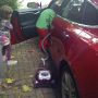 Uniek! Kids helpen met schoonmaken Tesla. Vrijwillig! Amazing. Nooit vertoond