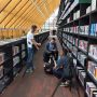Ik ben in de bibliotheek van Spijkenisse. De Boekenberg. En daar is geen woord van gelogen. Fijne plek. #poëzie