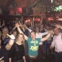 Kroeg binnenlopen voor bijkletsen met vrienden van vroeger en met die vrienden achter de DJ set eindigen om een feestje te bouwen. Zo dan.