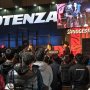 【東京オートサロン2016】ブリジストンブースは佐藤琢磨氏のトークショーで黒山の人だかり