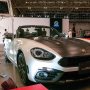 【AUTOMOBILE COUNCIL 2016】こっちは新型 お隣の旧型に合わせたカスタマイズが施されています なお新型のアバルト124スパイダーはマツダの広島本社工場で生産されるとの事 なんだ国産車だったのかｗ 